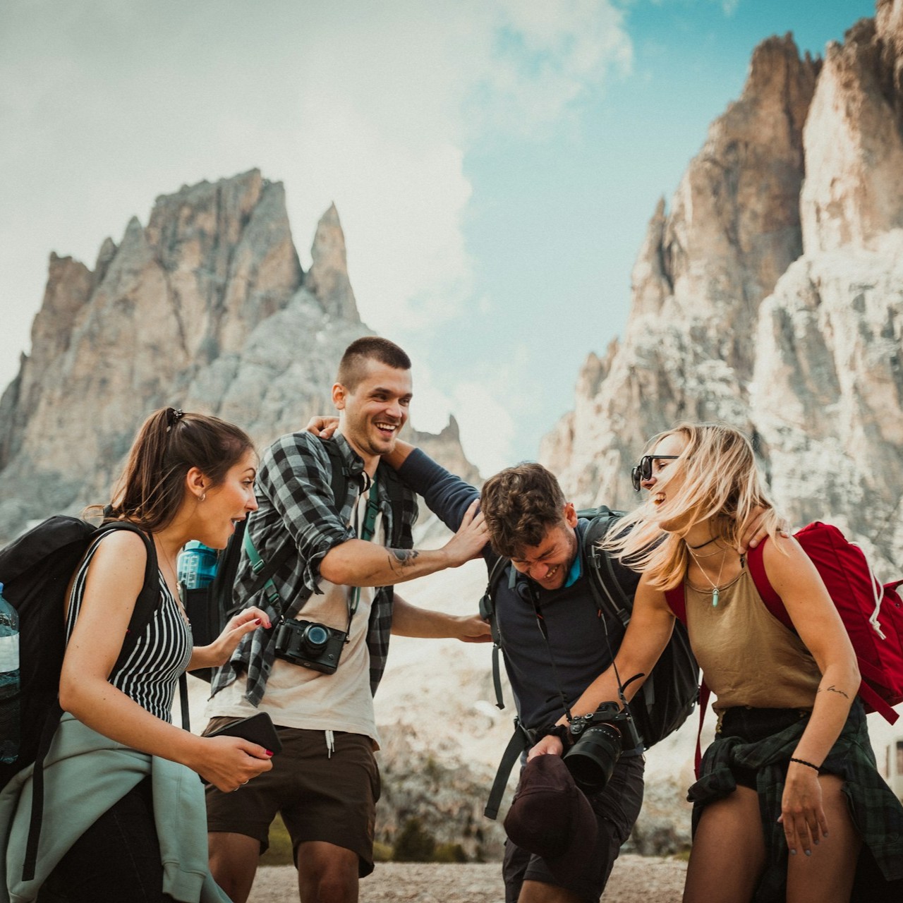 four-friend-hanging-out
